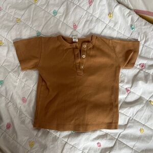 kate quinn Short-Sleeve Henley Top in Rust Brown